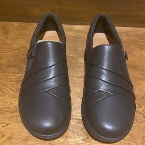 Clarks Unstructured 6.5 black leather Un Adorn Loop slip on comfort shoe NWOB